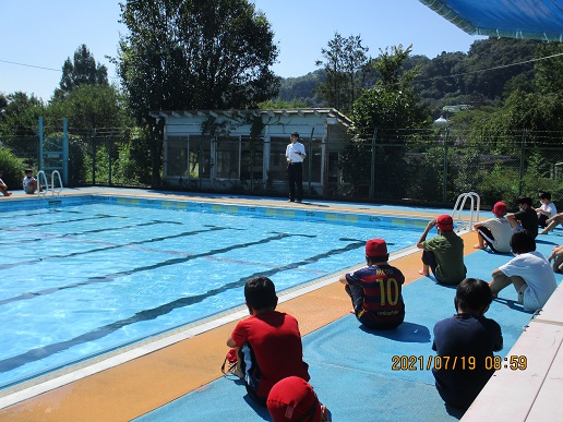 絶対無事故のために着衣泳の授業を実施の写真