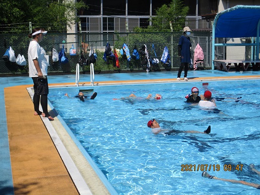 絶対無事故のために着衣泳の授業を実施の写真2