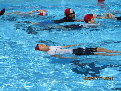 絶対無事故のために着衣泳の授業を実施の写真3