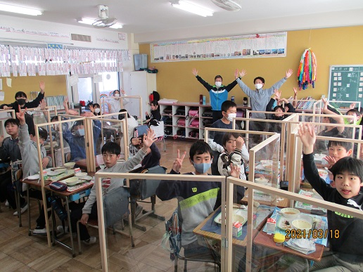 ６年生、小学校最後の給食の写真