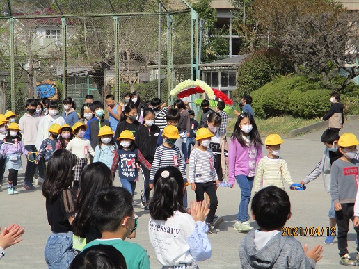 1年生の仲間入りで全校朝会の写真