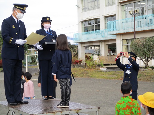 「はたらく消防の写生会」の表彰式の写真