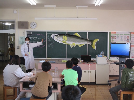 秋川や美しいふるさとあきる野の環境を守る心を育む「ヤマメ里親活動」の写真