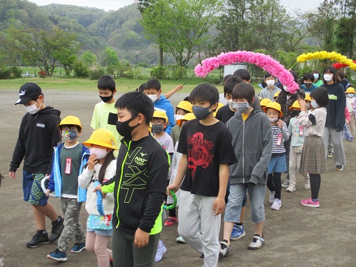 １年生、仲間入りの会＆全校朝会「みんなの日」の写真