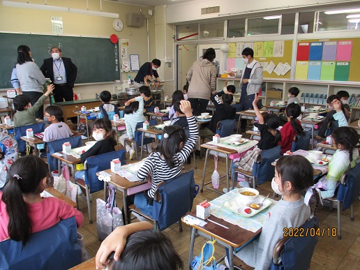 １年生、初めての給食・初めてのおなまえの写真