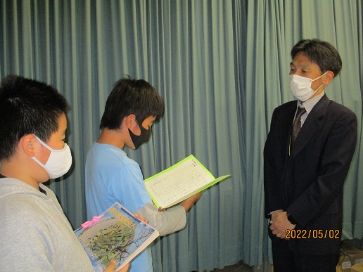 お世話になった先生へ　～感謝の気持ちを伝えた離任式～の写真