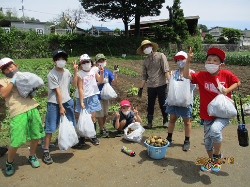 豊かな大地に育まれる子供たちの写真