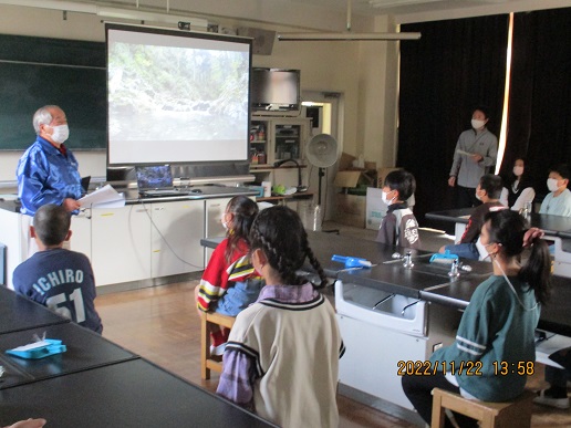 秋川や美しいふるさとあきる野の環境を守る心を育む「ヤマメ里親教室」の写真