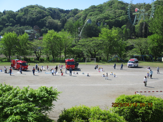 新緑の中の消防写生会の写真