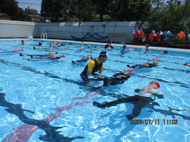 安全に自然に親しむための学び　～着衣泳体験授業を実施～の写真