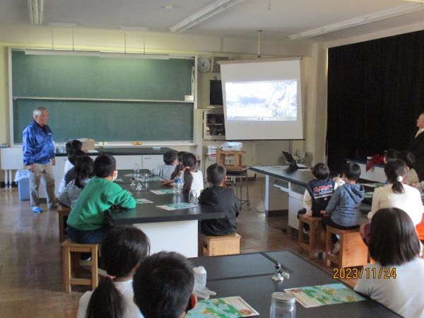 秋川や美しいふるさとの環境を守る心を育む「ヤマメ里親教室活動」の写真