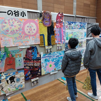 あきる野市の小学校展覧会の写真