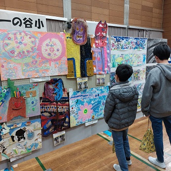 あきる野市の小学校展覧会の写真